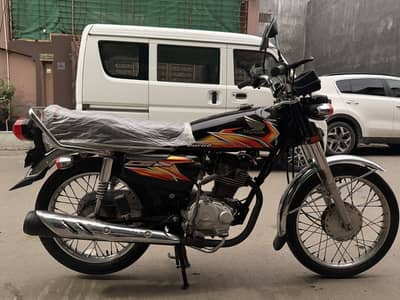 Motorcycle for sale, 2021 model, like-new condition. Call 03275034355
